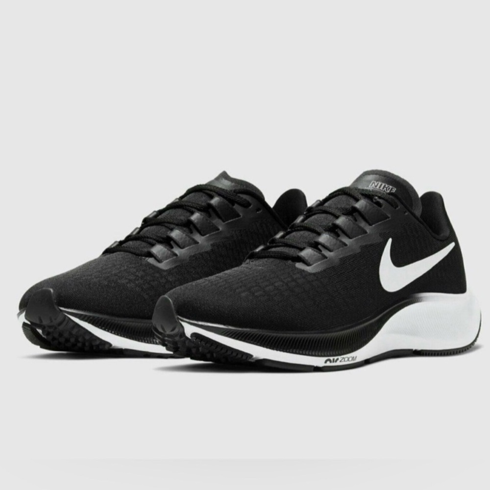 Nike Black and White Athletic Running Shoes